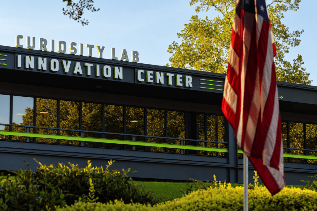 Curiosity Lab Innovation Center, ubicado en Peachtree Corners, Georgia, es uno de los principales laboratorios vivientes de ciudades inteligentes habilitados con 5G en Norteamérica, ofreciendo un entorno real para probar vehículos autónomos, conectividad C-V2X y tecnologías de transporte inteligente.