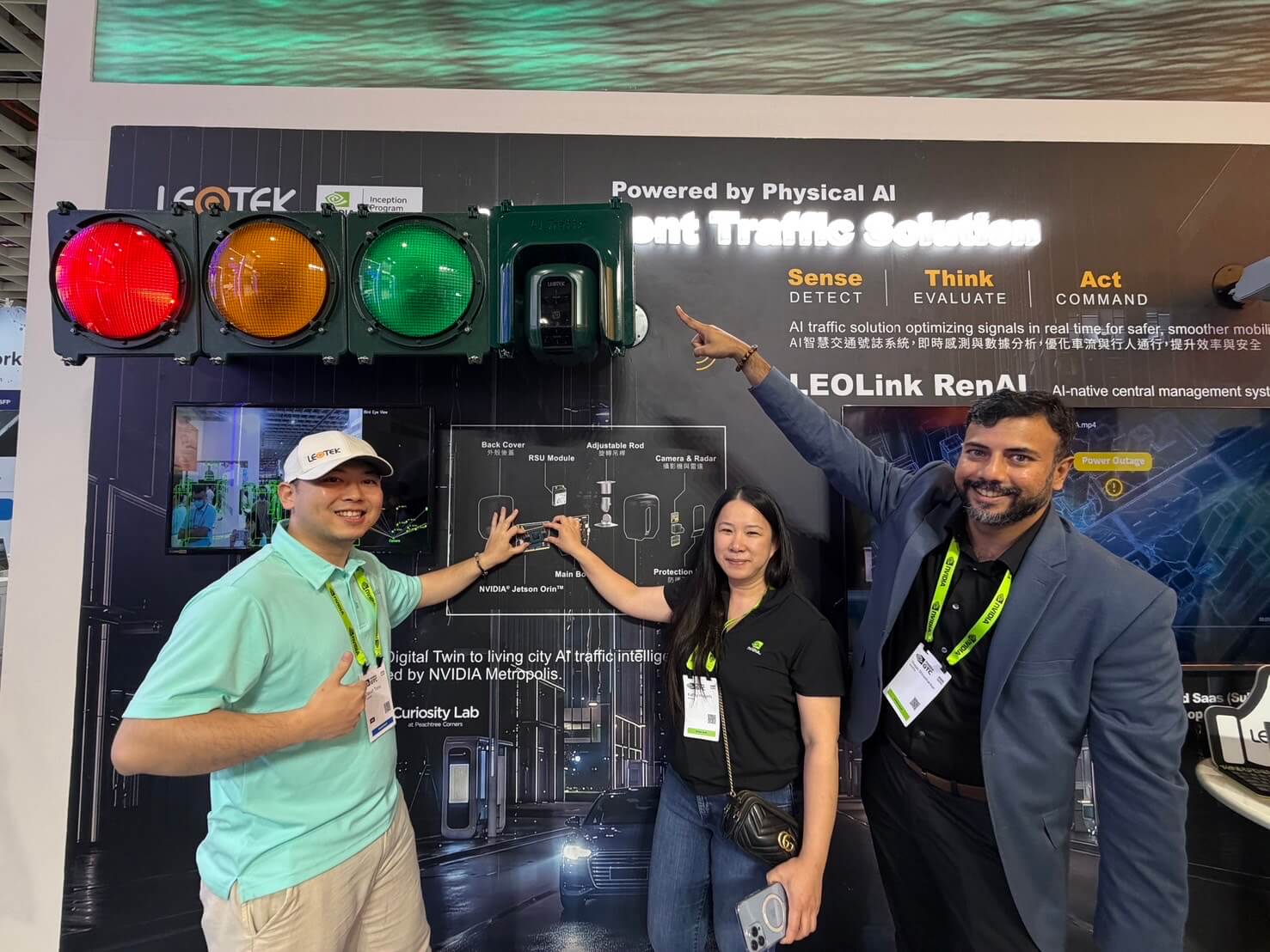 Thejas Gupta Shivashankar (derecha), Head of BD & Partner Ecosystem en NVIDIA, junto a David (izquierda), AI Solution Architect en LEOTEK, presentando el sistema de semáforos inteligentes InterLux AI Traffic Signal System en Computex.