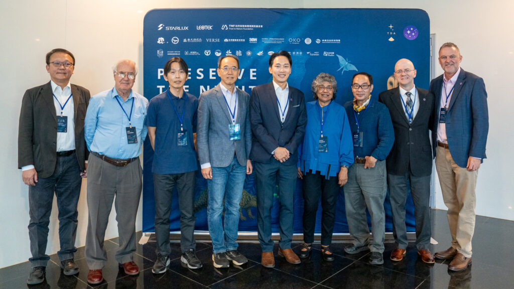 Cuarto desde la izquierda: Chuan-Chin Chiao, profesor distinguido de National Tsing Hua University; y Torrent Chin, presidente y director de Sustentabilidad de LEOTEK y director de Estrategia de LITEON Technology. Cuarta desde la derecha: Nalayini Brito-Davies, presidenta del Consejo Directivo de DarkSky International; tercero desde la derecha: Axiou Lin, presidente de la Taiwan Dark Sky Association; segundo desde la derecha: John Barentine, consultor principal para la conservación de los cielos oscuros; y primero desde la derecha: Ruskin Hartley, director ejecutivo de DarkSky International.
