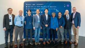 Cuarto desde la izquierda: Chuan-Chin Chiao, profesor distinguido de National Tsing Hua University; y Torrent Chin, presidente y director de Sustentabilidad de LEOTEK y director de Estrategia de LITEON Technology. Cuarta desde la derecha: Nalayini Brito-Davies, presidenta del Consejo Directivo de DarkSky International; tercero desde la derecha: Axiou Lin, presidente de la Taiwan Dark Sky Association; segundo desde la derecha: John Barentine, consultor principal para la conservación de los cielos oscuros; y primero desde la derecha: Ruskin Hartley, director ejecutivo de DarkSky International.